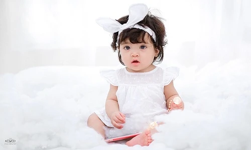 Bé gái Hải Dương xinh như thiên thần gây sốt