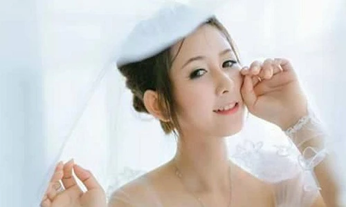 Hot girl gây sốt bởi khuôn mặt trẻ như học sinh cấp 2