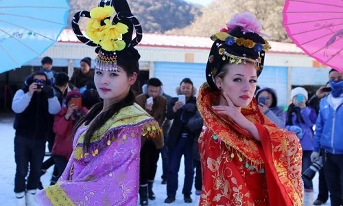 Võ Tắc Thiên phiên bản gái Tây tung tăng nghịch tuyết