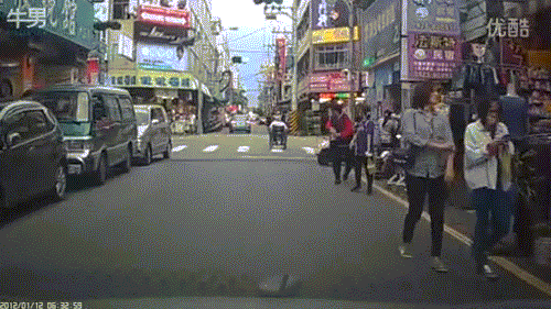 Thấy đèn giao thông sắp chuyển đỏ, nàng béo vội vã chạy lại đẩy người ngồi xe lăn sang đường để tránh tai nạn, nguy hiểm.