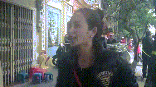 "Bà chị" nổi máu rút dao, chỉ mặt, dọa chém CSGT ngay trên phố.