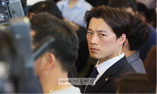 Vệ sĩ của tân Tổng thống Hàn Quốc gây sốt vì đẹp trai