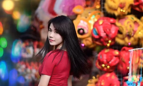 Hot girl Học viện Cảnh sát điệu đà trên phố Trung Thu