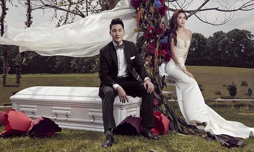 Cặp đôi chụp ảnh cưới với quan tài gây choáng váng