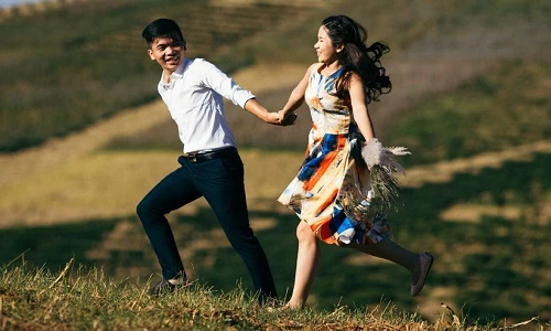 Chuyện tình ly kỳ của cặp đôi “oan gia ngõ hẹp”