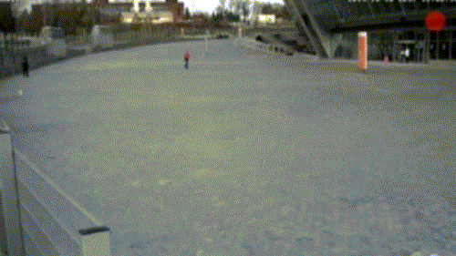 Cảnh thoát chết may mắn của cô gái. Tấm kính rơi chỉ cách vị trí của cô khoảng 1m.