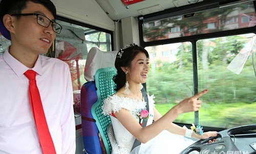 Cô dâu lái xe bus đón chú rể trong đám cưới kỳ lạ