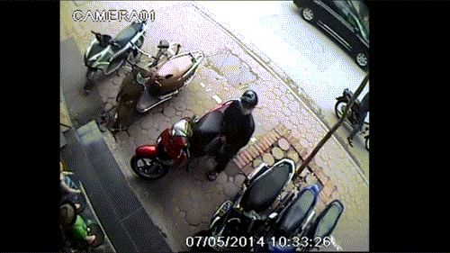 Hành động nhanh như chớp của tên trộm liều lĩnh.