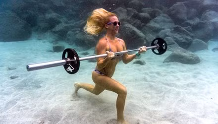 Tròn mắt ngắm gái xinh tập gym dưới đáy biển