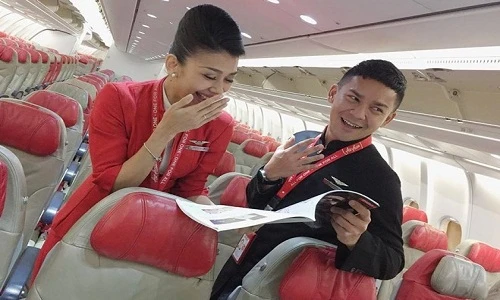Nam tiếp viên điển trai nhảy trên máy bay gây tranh cãi