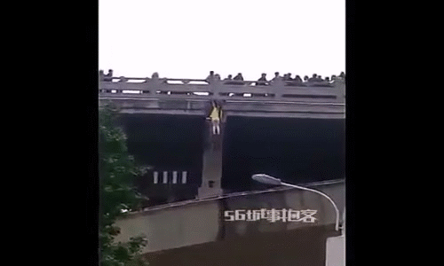 Cảnh cô gái lơ lửng bên thành cầu được một chàng trai cố gắng kéo, giữ làm người xem thót tim