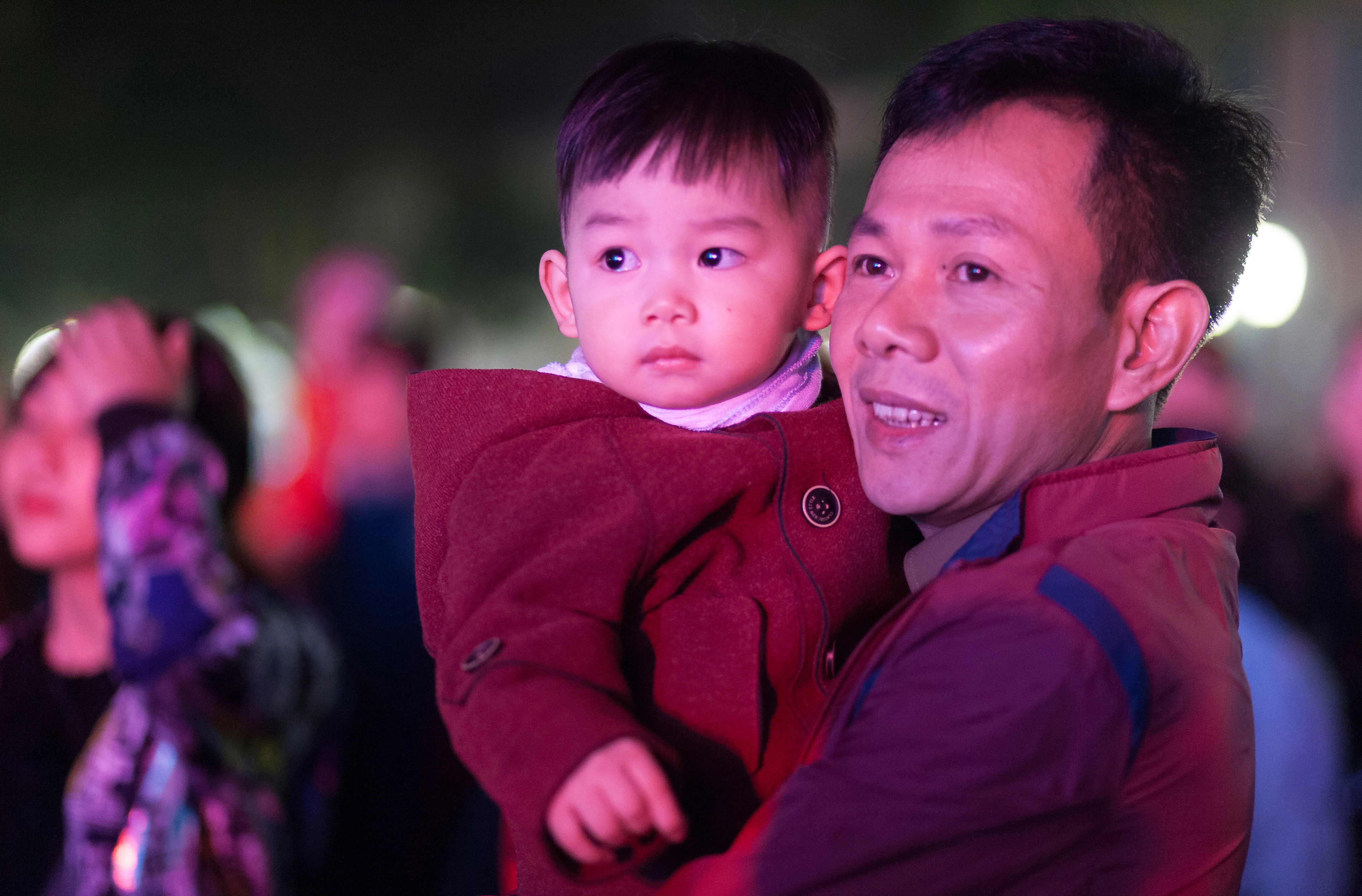 Hình ảnh đầy cảm xúc của người dân trong thời khắc giao thừa