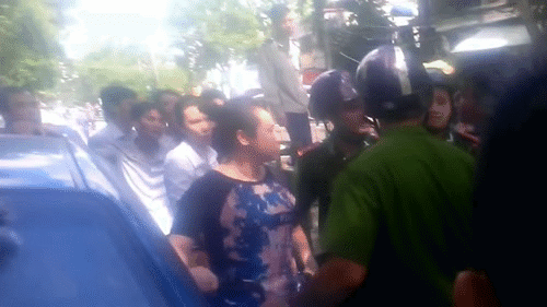 Công an dùng vũ lực cưỡng chế nam thanh niên có hành vi cản trở người thi hành công vụ.