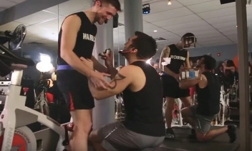 Màn cầu hôn cảm động trong phòng gym của cặp đôi đồng tính