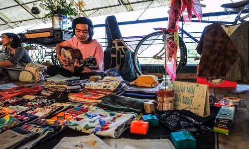 Kỳ lạ khu chợ bán đồ người yêu cũ ở Hà Nội