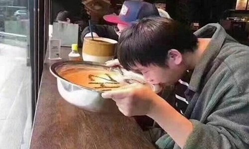 Starbucks giảm giá, người người mang xô, chậu, can nước đi mua