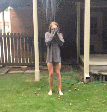 Tai nạn này hoàn toàn có thể gây hại cho tính mạng, vì vậy hãy cân nhắc trước khi tham gia "Ice Bucket Challenge" và chỉ cần đổ một xô nước vừa phải là đủ.