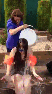 Tốt nhất không nên thực hiện "Ice Bucket Challenge" nếu như không có ý định làm từ thiện. Nhiều bạn trẻ chỉ đơn giản quay clip dội nước đá lên mình để... cho vui chứ không hề có mục đích gì khác.