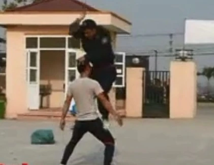 Xem cảnh sát cơ động tung chưởng, đè bẹp côn đồ