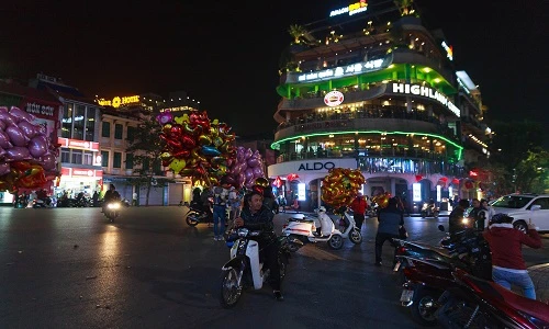 Người dân Hà Nội rộn ràng ra phố đón giao thừa không pháo hoa