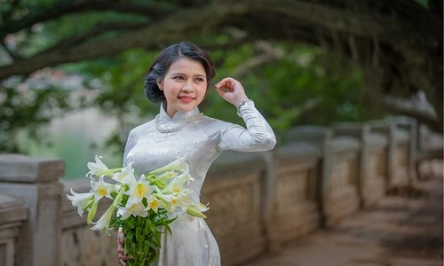 Nữ sinh Lào xinh đẹp “đọ sắc” cùng hoa loa kèn tháng 4