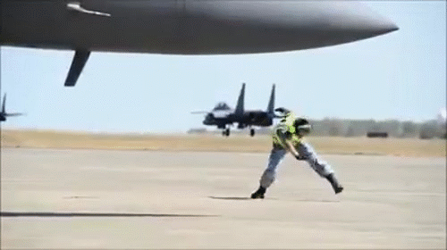 Những động tác breakdance của chuyên viên làm nhiệm vụ dưới đường băng thực hiện nhuần nhuyễn.