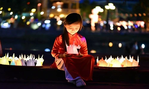 “Thiên thần nhí Đà Nẵng” được bố chụp hình ở Hội An