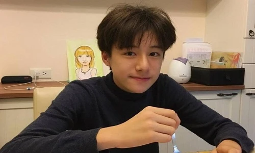 "Soái ca" 13 tuổi khiến cả vạn chị em "xin chết"