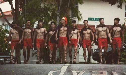 Phát sốt trước dàn phù rể chiến binh Spartan bụng 6 múi