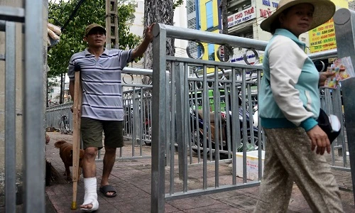 Ảnh: Dải phân cách vỉa hè như chuồng thú ở Sài Gòn