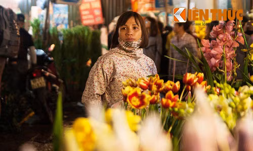 Ảnh: Những khuôn mặt mệt nhoài trong phiên chợ hoa đêm cận Tết