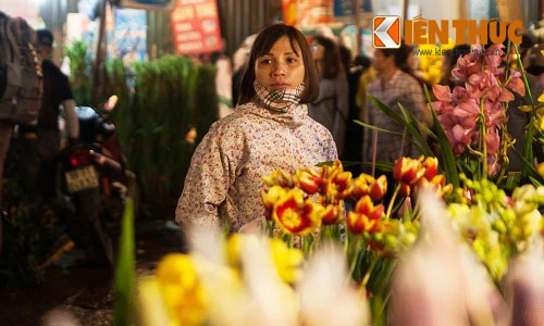 Ảnh: Những khuôn mặt mệt nhoài trong phiên chợ hoa đêm cận Tết