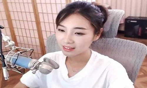 Nữ thủ khoa xinh đẹp gây tranh cãi vì làm "nghề nhạy cảm"