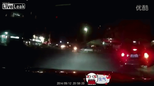 Cô gái trẻ bị kéo lê, sau đó bị đẩy ngã nhưng dường như vẫn cố đuổi theo chiếc xe,