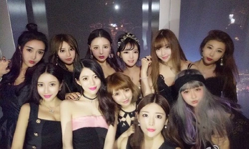 Hoa mắt trước dàn gái xinh 11 người giống hệt nhau
