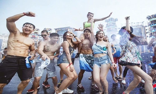 Trai xinh, gái đẹp "tươi rói" ở Lễ hội té nước Thái Lan