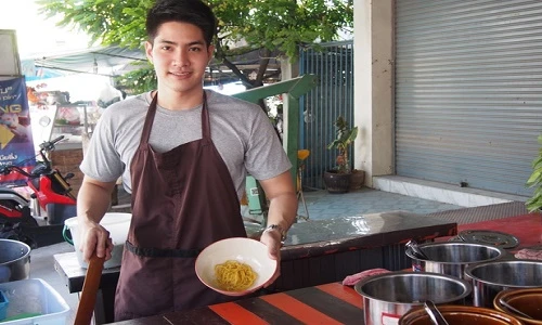 Quán bún mỹ nam hớp hồn thực khách nữ 