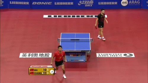 Màn ăn mừng quá khích với hành động đập phá khó hiểu của Zhang Jike khiến anh bị tước mất toàn bộ số tiền thưởng 45 nghìn USD tiền thưởng cho chiến thắng.