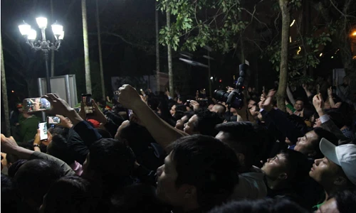 Vo viên tiền lẻ thi nhau ném vào kiệu đền Trần