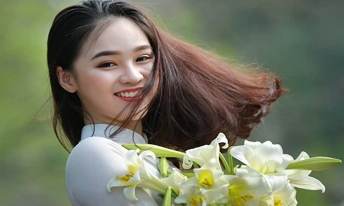 Nữ sinh gây thương nhớ với nụ cười bên hoa loa kèn