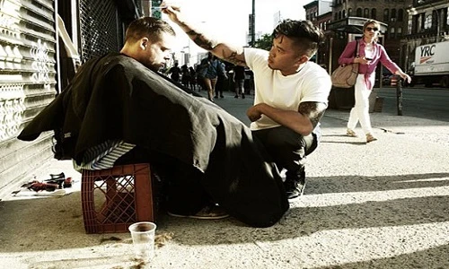 Cảm động chàng trai làm đẹp cho người vô gia cư