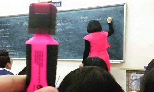 Rộ phong trào bá đạo dùng đồ vật trêu chọc thầy cô