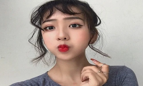 Nữ sinh 1999 có khuôn mặt xinh như búp bê