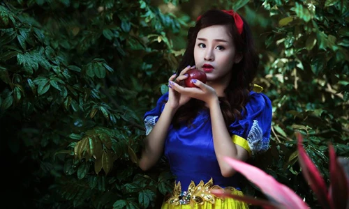 Bà Tưng hóa thân thành Bạch Tuyết đi tìm hoàng tử