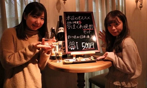 Quán cafe độc đáo ở Nhật cấm nữ nhân viên trang điểm