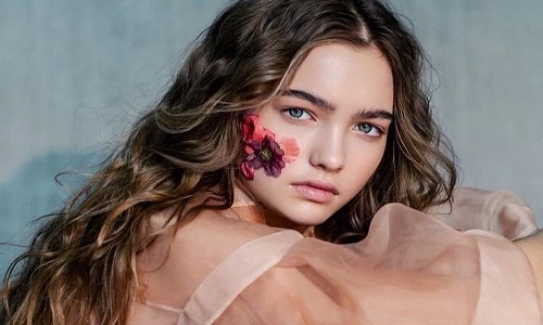 Dung mạo ấn tượng của siêu mẫu 13 tuổi hot nhất nước Nga