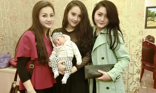 Bà ngoại hot girl U40 bức xúc bị tọc mạch chuyện gia đình