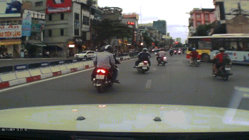 Chiếc xe giao hàng tranh đường vượt lên và gây tai nạn cho người khác.