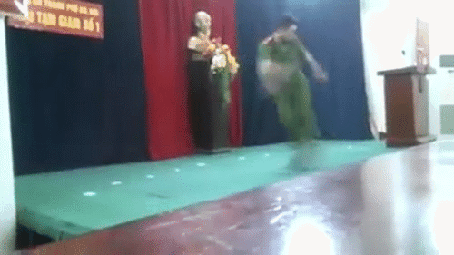 Chiến sĩ công an mặc cảnh phục, đi giày da trình diễn Hiphop điêu luyện.