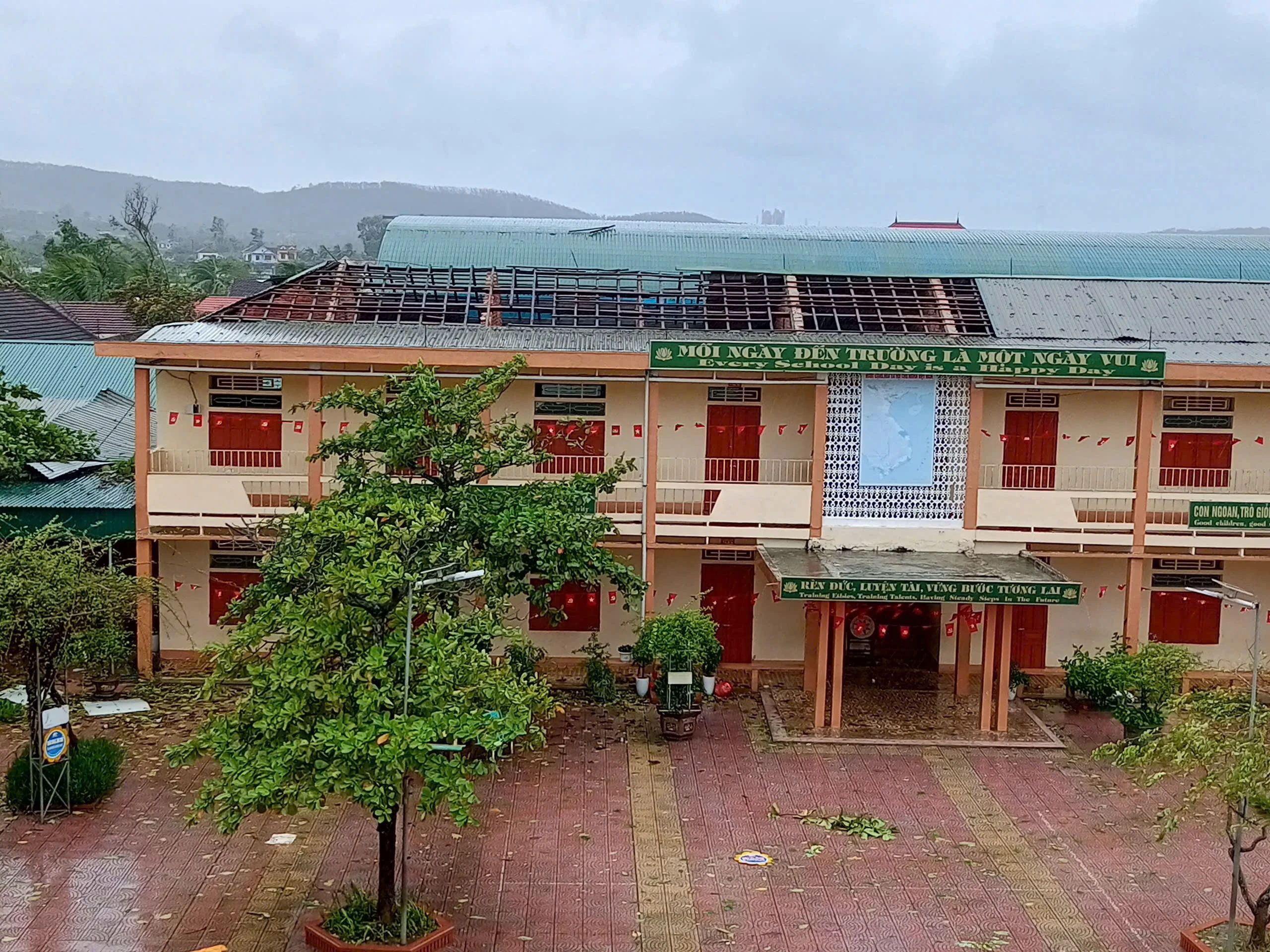 Nhiều trường học, cơ sở y tế ở Nghệ An bị thiệt hại nặng nề do bão số 10